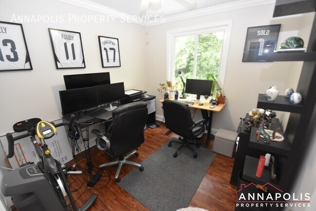 Building Photo - 1110 Commanders Way S