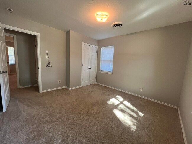 Building Photo - 704 W Rebecca Ave