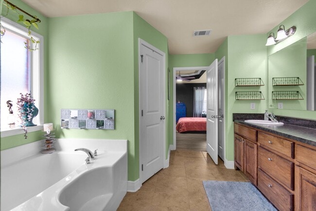 Building Photo - Splash in with a4/2 pool home in Holly-Cli...