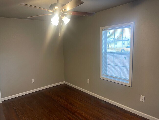 Building Photo - SLATON CHARMER! Totally Remodeled!! Availa...