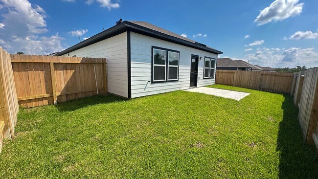 Building Photo - Brand new! Modern 3-Bedroom with Open-Conc...