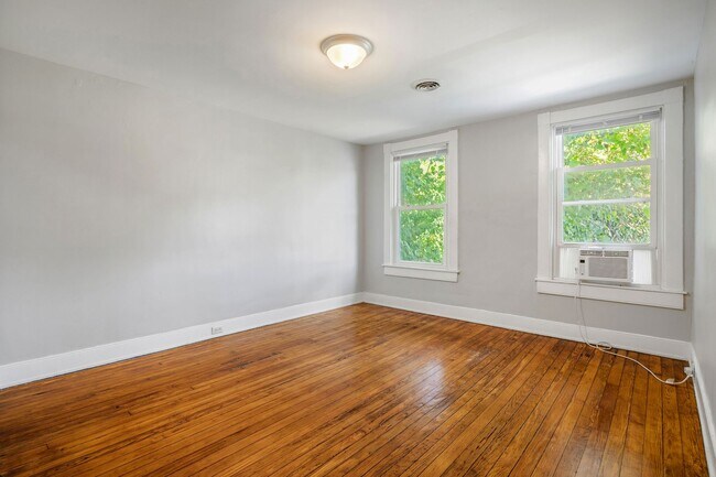 Building Photo - 3 Bedroom/1.5 Bath Northside Home ***Avail...