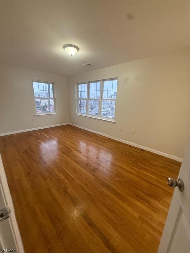 Building Photo - 335 Broadway