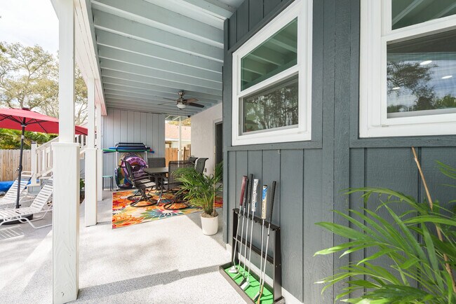 Building Photo - 1417 Poinsettia Ave