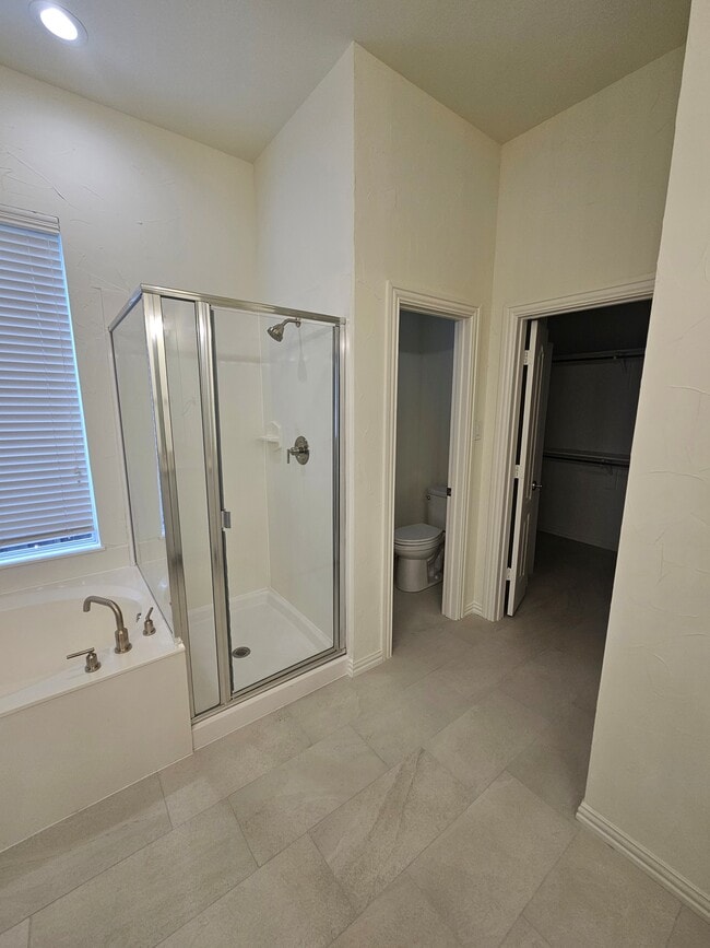 Building Photo - 1732 Auburn Dr