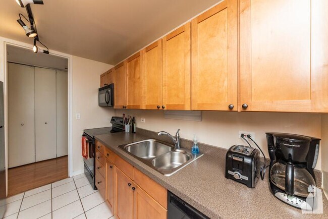 Building Photo - 2 bedroom in Chicago IL 60613