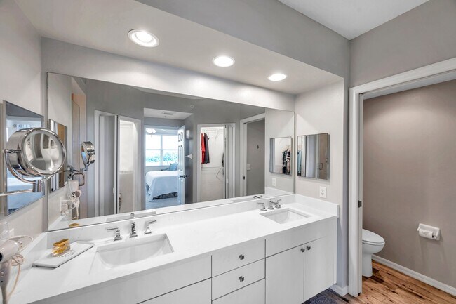 Building Photo - 1200 Country Club Dr
