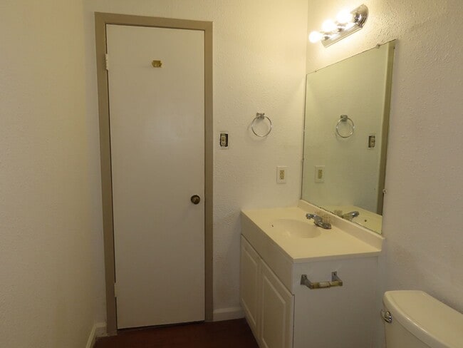 Building Photo - Quaint 2 Bedroom 1.5 Bath in a Country Set...