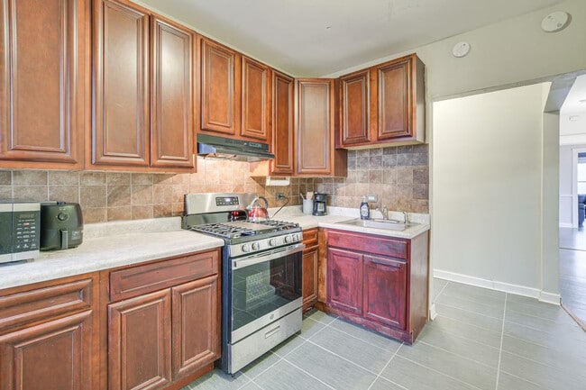 Building Photo - 7440 S Ingleside Ave