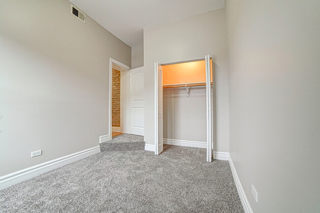 Building Photo - 4858 S Prairie Ave