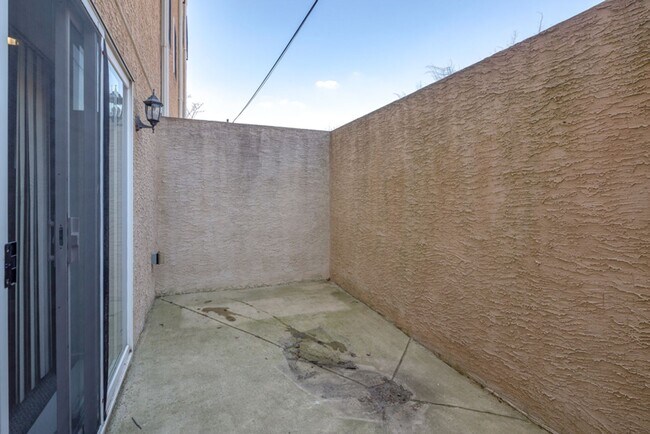 Building Photo - 2631 Catharine St