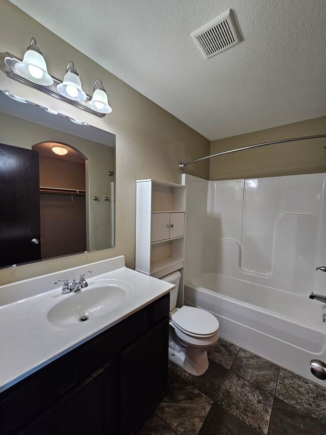 Building Photo - 4 BEDROOM | 3 BATH | TOWNHOME | GARAGE | WEST SIDE