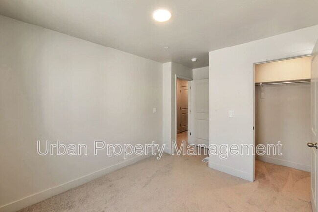 Building Photo - 1590 S 900 W