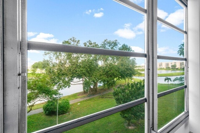 Building Photo - 14623 Bonaire Blvd