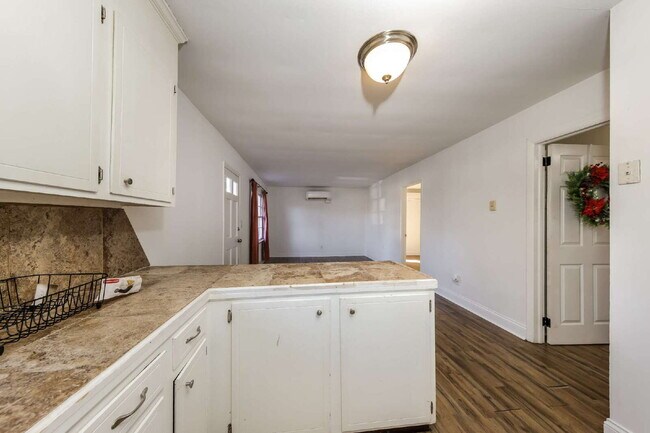 Building Photo - "Cozy 2-Bedroom Gem on Bond Street – Pet-Friendly Winston-Salem!"