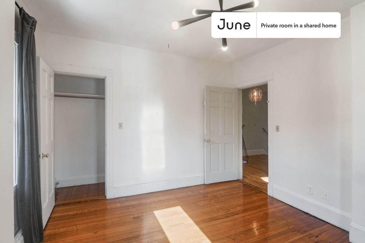 Building Photo - Room in Shared 6 bed/2 bath home