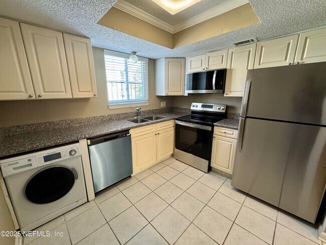 Building Photo - 6526 La Mirada Dr E