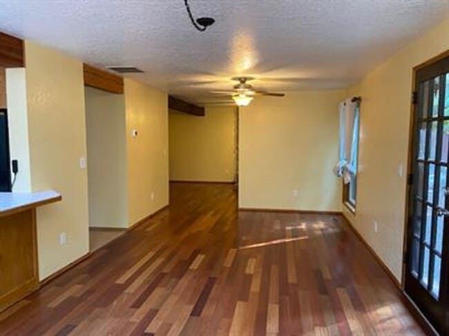 Building Photo - 823 SW Castilian Dr