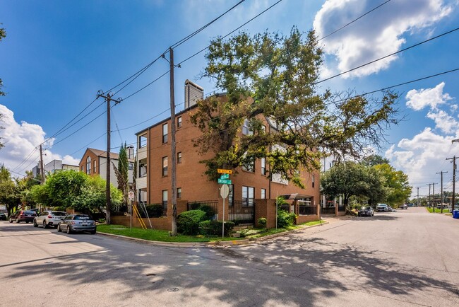 Building Photo - PRE-LEASE 2025/2026: Great Location & Quan...