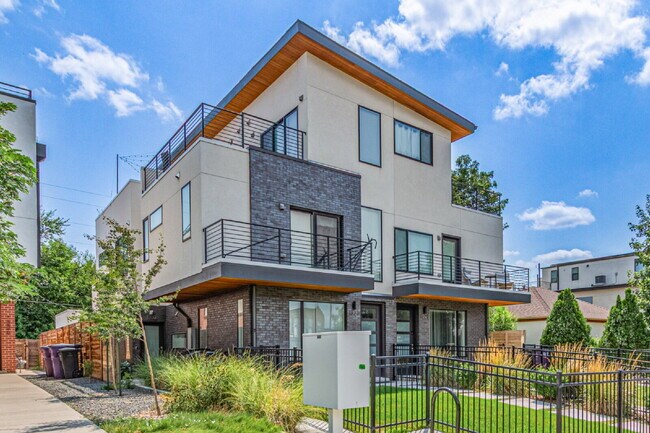 Building Photo - Beautiful Sloans lake Two Bed / Two and a ...