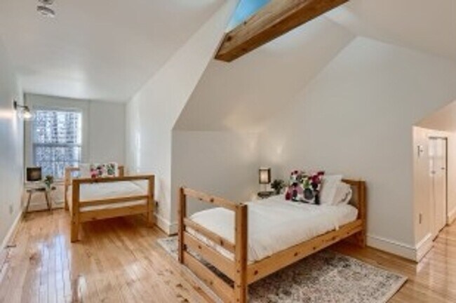 Building Photo - Furnished! Charming 4 Bedroom Home Availab...