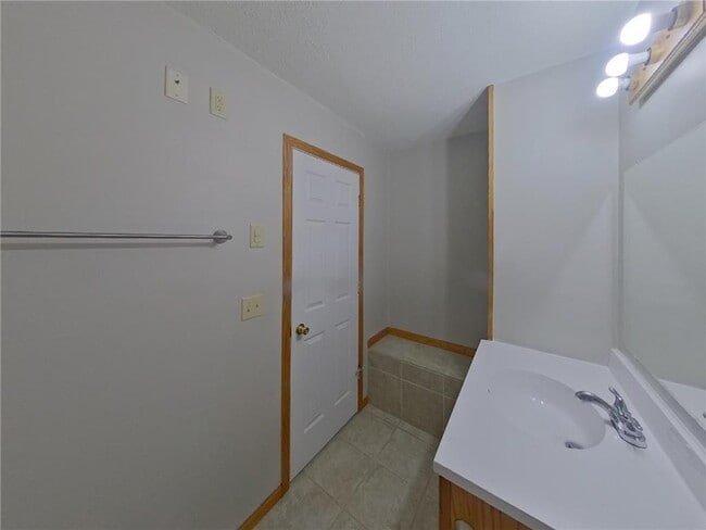 Building Photo - 2144 Sherwood Ave