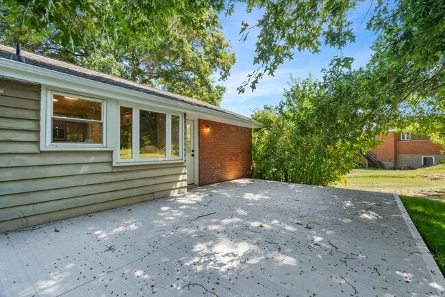 Building Photo - Beautifully Renovated 4 Bed/ 2 Bath with 2 Car Garage