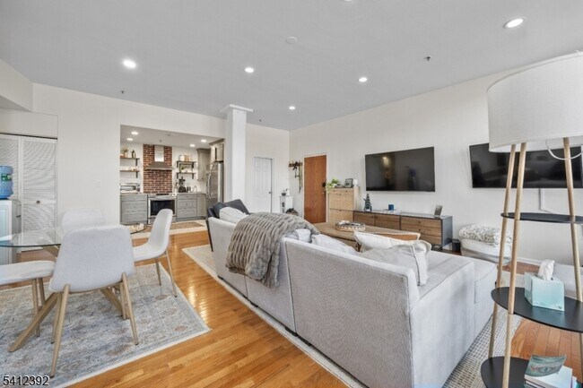 Building Photo - 262 Main St