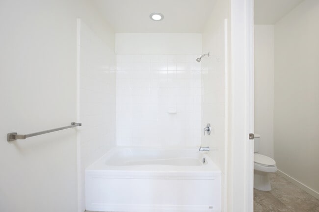 Building Photo - Spacious 2 Bedroom 2 Bathroom at M2i in Do...