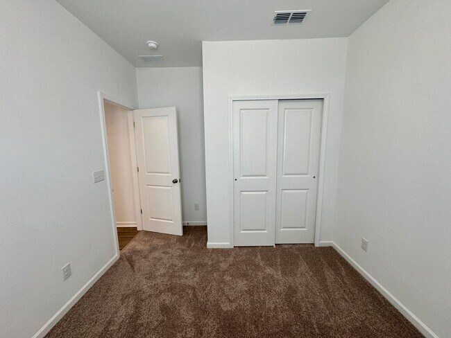 Building Photo - 4BR/2.5BA Two Car Garage in Element Park