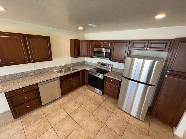 Building Photo - 7500 E Horseshoe Ln
