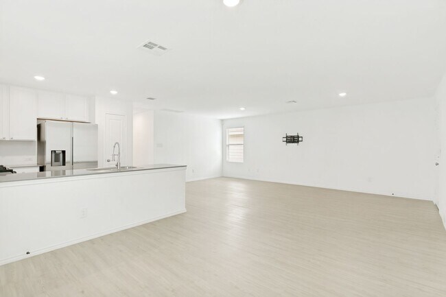 Building Photo - Modern 4-Bedroom Home Near Lackland AFB