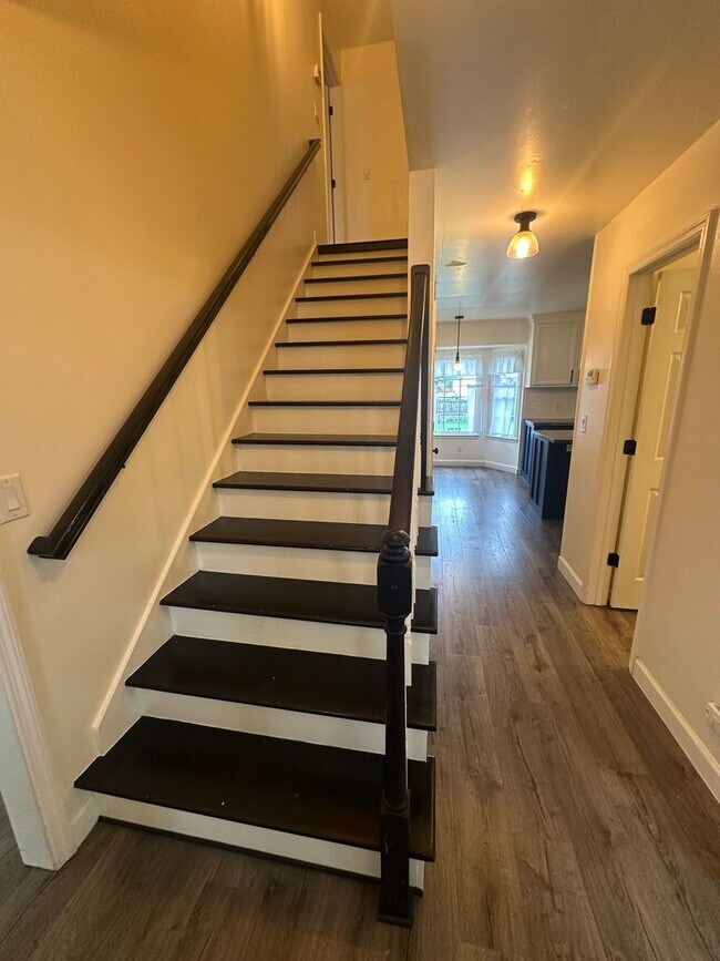 Building Photo - Don't miss this beautiful 3-bedroom, 2.5-bath home with a bonus room in the highly sought-after J...