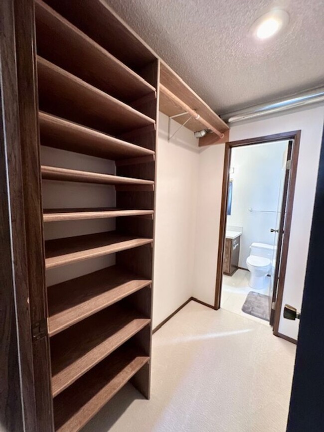 Building Photo - 2 bedroom condo with Washer/Dryer