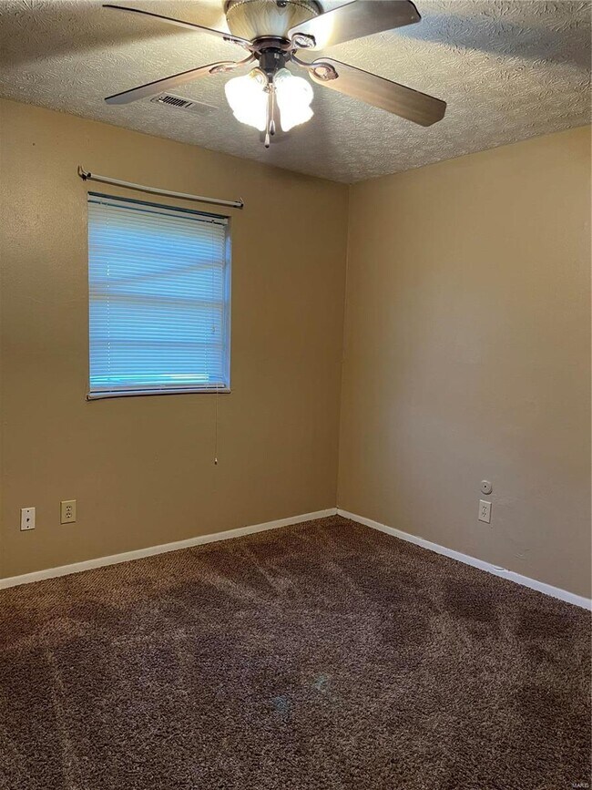 Building Photo - 302 Estate Dr