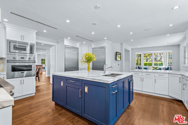 Building Photo - 716 N Roxbury Dr
