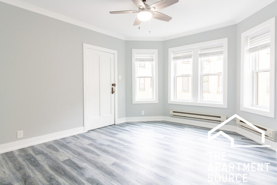 Building Photo - 3845 N Greenview Ave