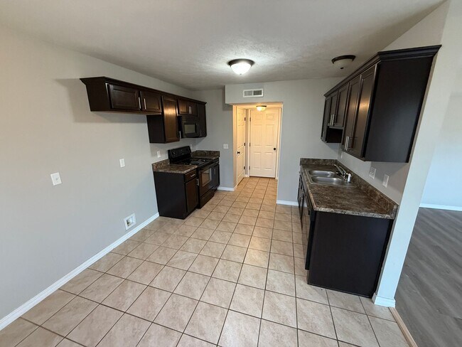 Building Photo - 3363 S Hillcrest Ave