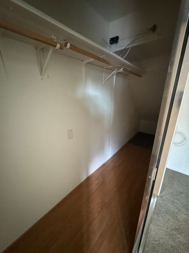 Building Photo - 5 Bedroom, 3.5 Bath, Beautiful 1,856 SQ FT...