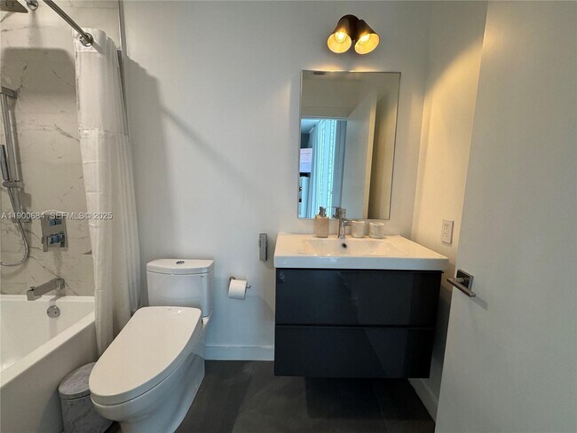 Building Photo - 2020 N Bayshore Dr