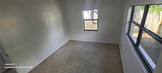 Building Photo - 2027 Bentley St