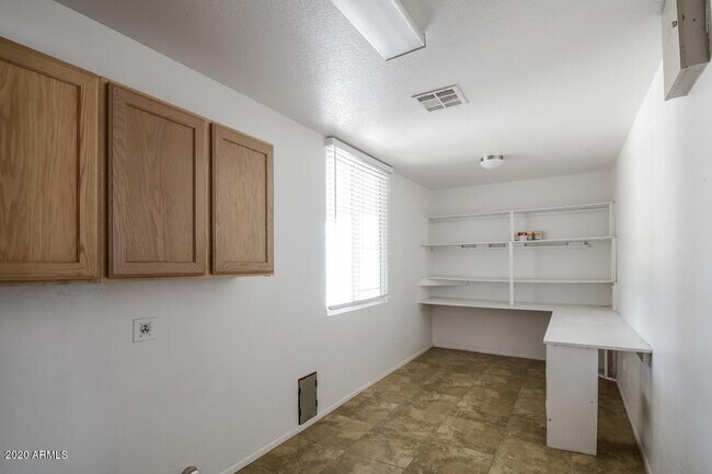 Building Photo - 10915 W Glenrosa Ave