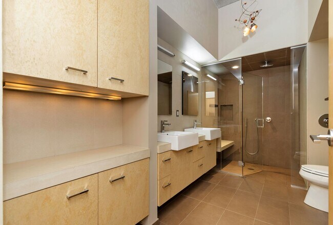 Building Photo - 309 E 5th St