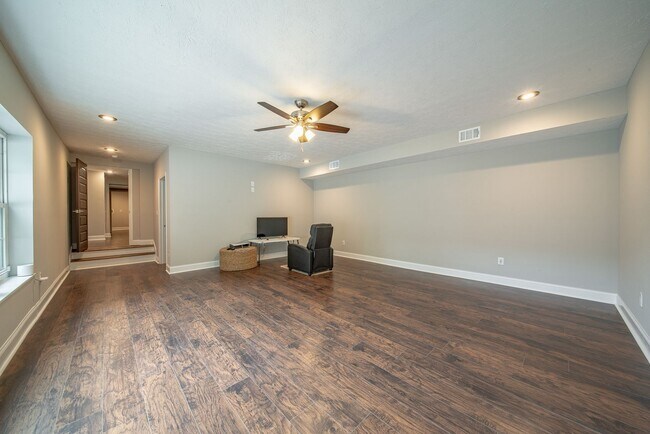 Building Photo - 4 bedroom/3 bath, 3711 sqft in Midtown!