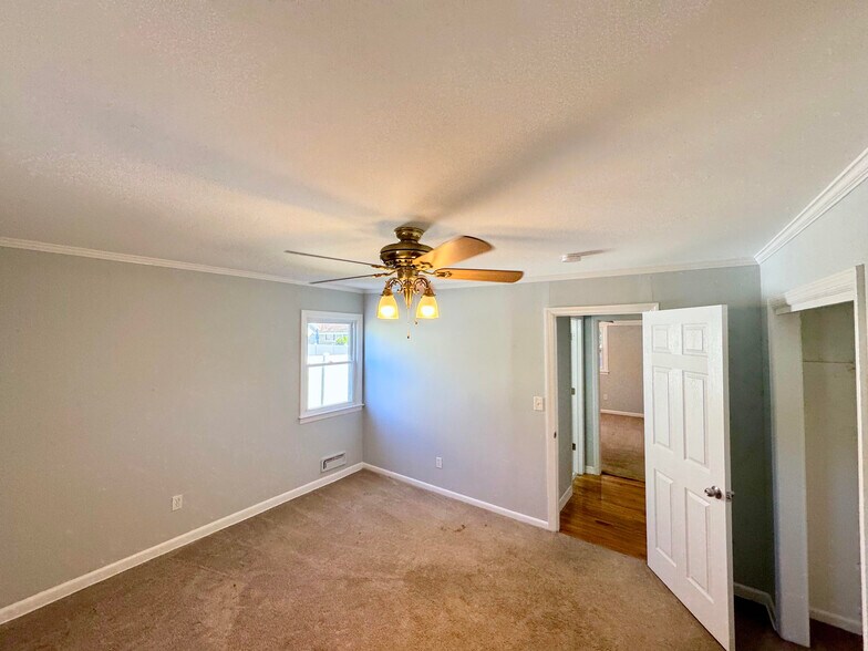 Building Photo - 1142 Roe Avenue