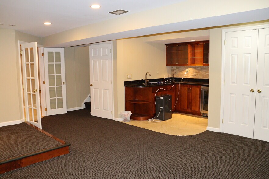 Building Photo - 323 Country Club Dr
