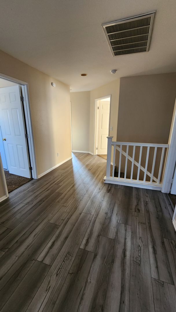 Building Photo - MOVE IN READY!!