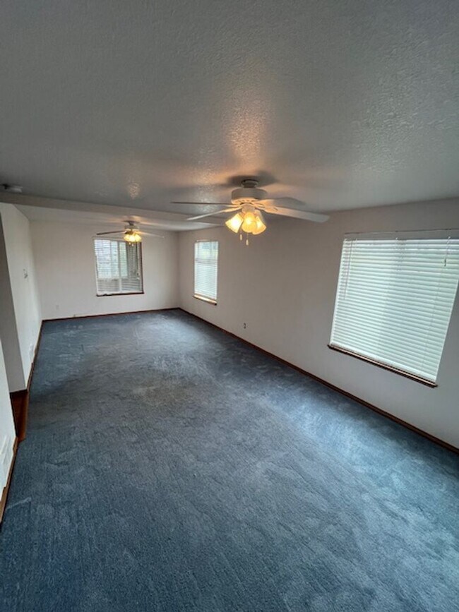 Building Photo - 3 Bedroom 2.5 Bath Dayton OR