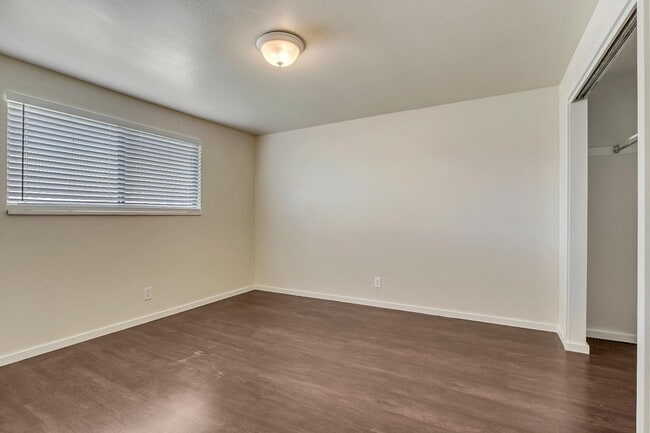 Building Photo - 817 W Heather Ln