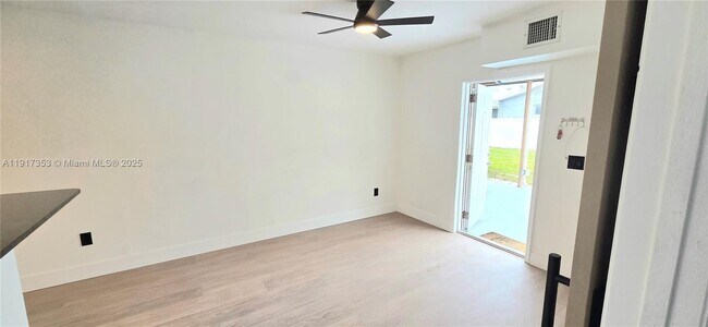 Building Photo - 1540 NE 118th St